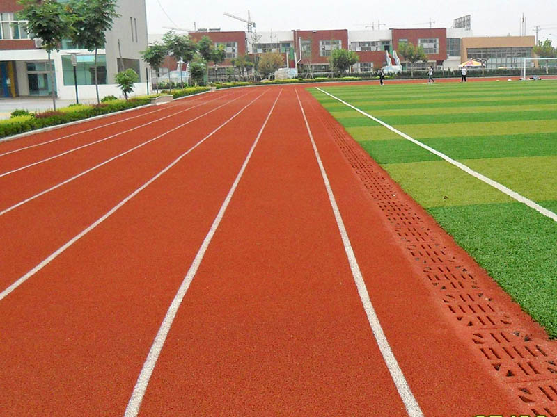 100米塑膠跑道與公路跑步哪個快？